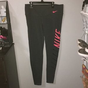 Black/pink Nike leggings